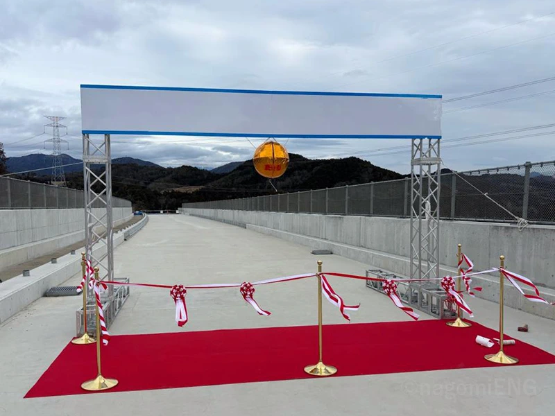 赤いカーペットを敷いた式典の会場